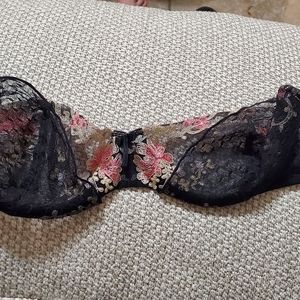 Victoria Secrets Angels embroidere bra. Size 36B.